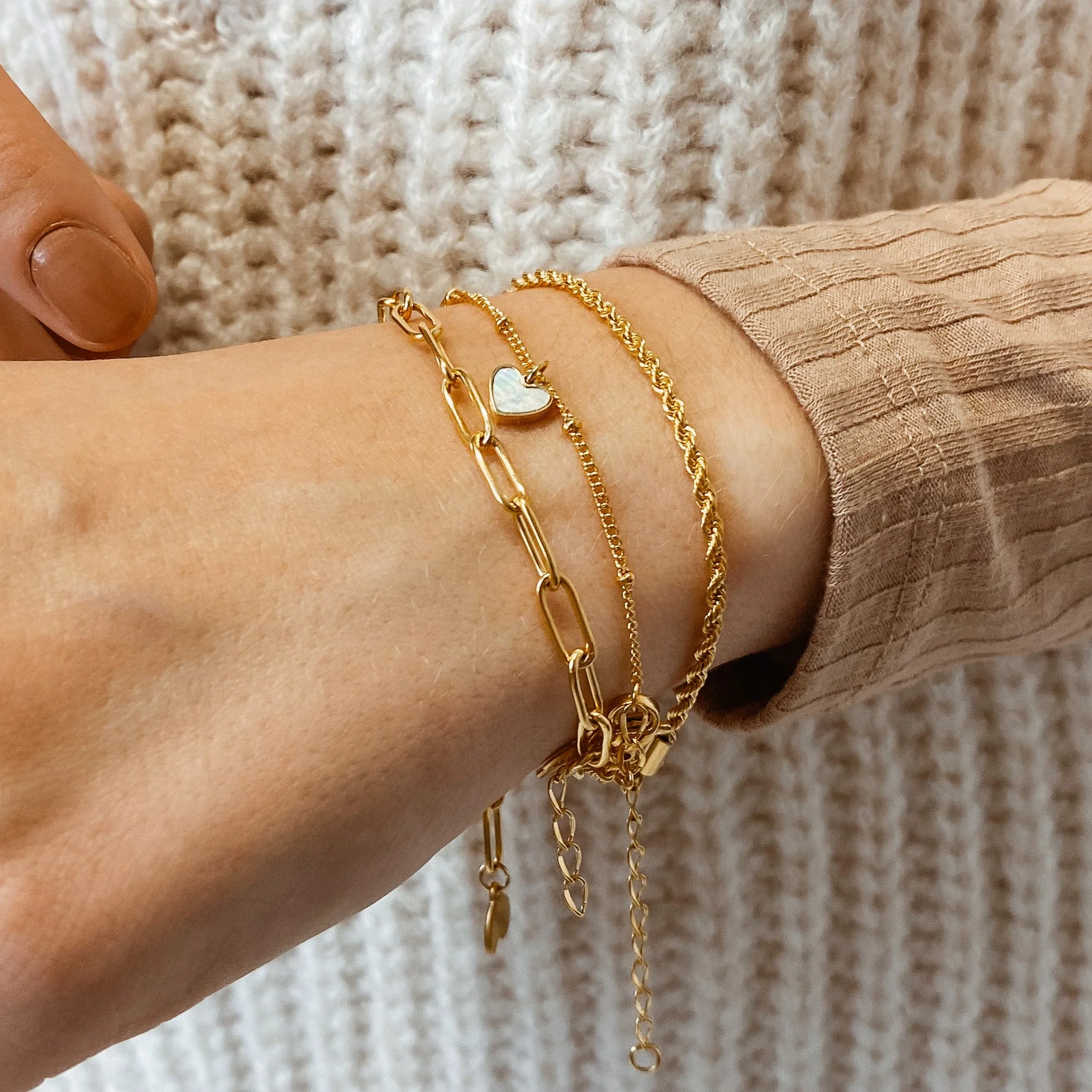 Shell Heart Pendant Chain Bracelet Gold - Image 3