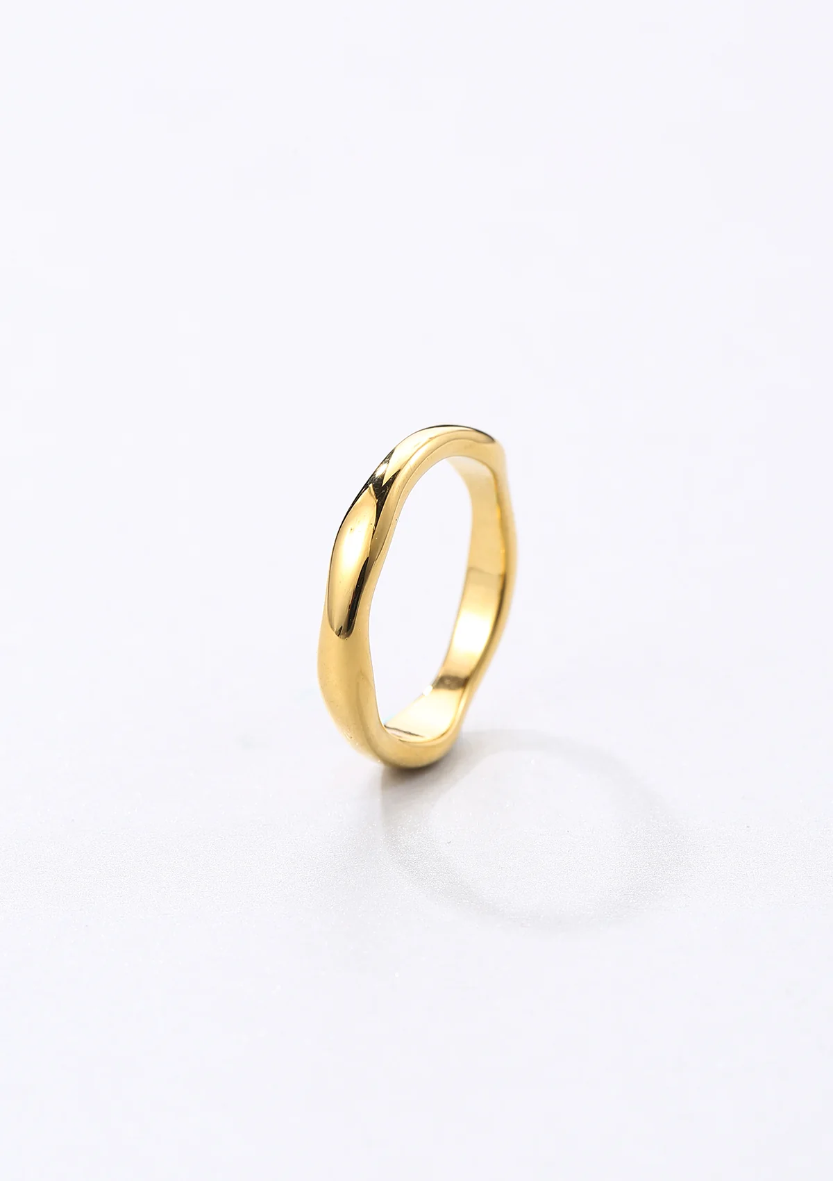 Slim Wavy Band Ring Gold - Image 3